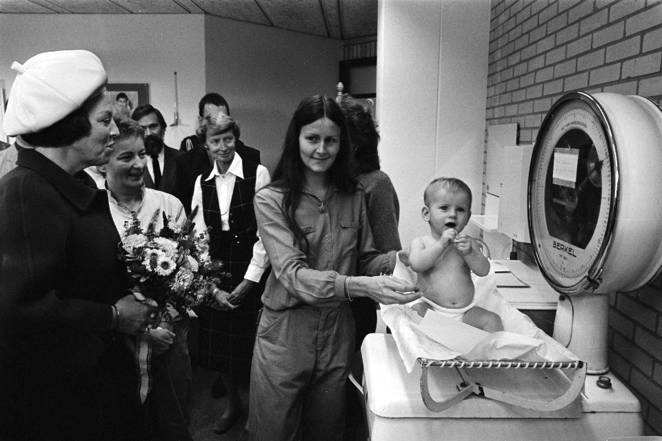 Koningin Beatrix bij een kind op de weegschaal, Bestanddeelnr 932-7333