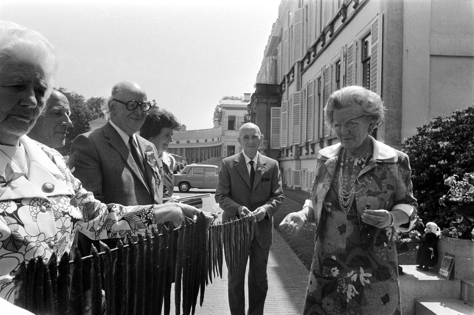 Koningin Juliana krijgt paling uit Monnickendam aangeboden, Bestanddeelnr 927-2334