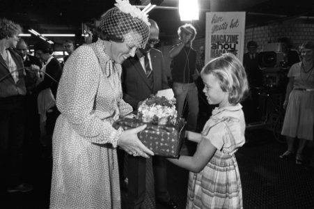 Koningin Beatrix krijgt van een meisje een geschenk en bloemen aangeboden op de , Bestanddeelnr 931-6489