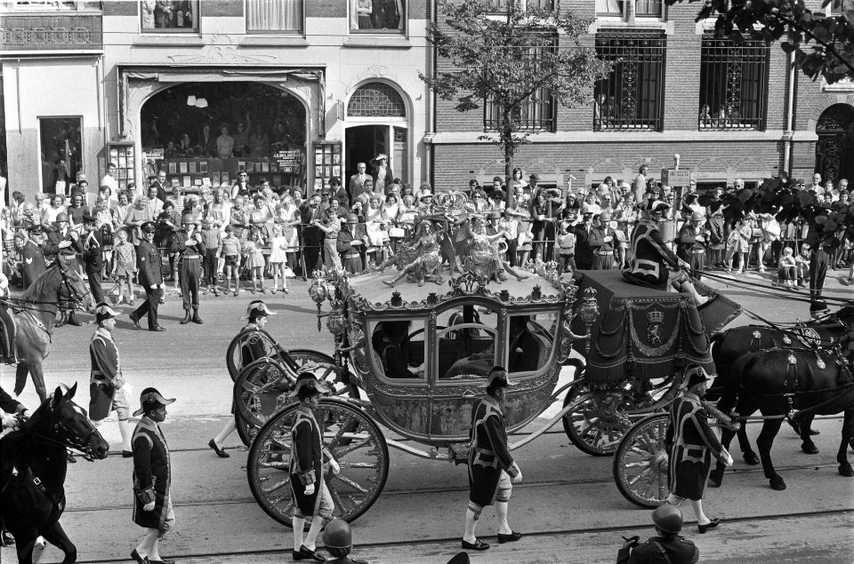 Koningin Juliana en prins Bernhard in de gouden koets, Bestanddeelnr 924-9536