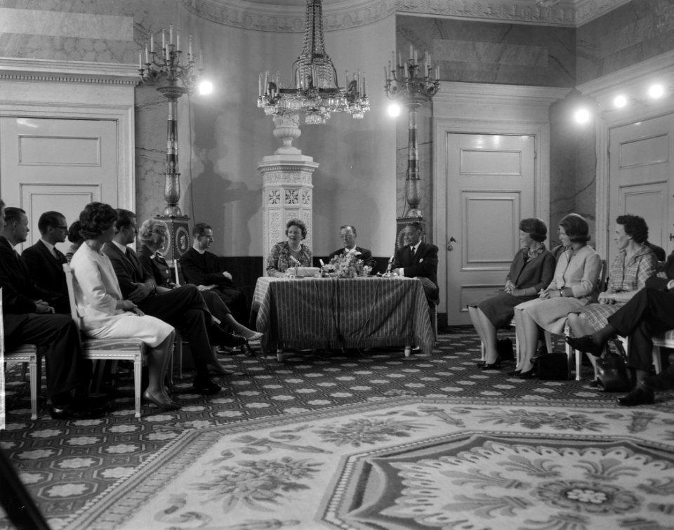 Koningin Juliana en prins Bernhard hebben de commissie stichting tot beker van J, Bestanddeelnr 914-0641