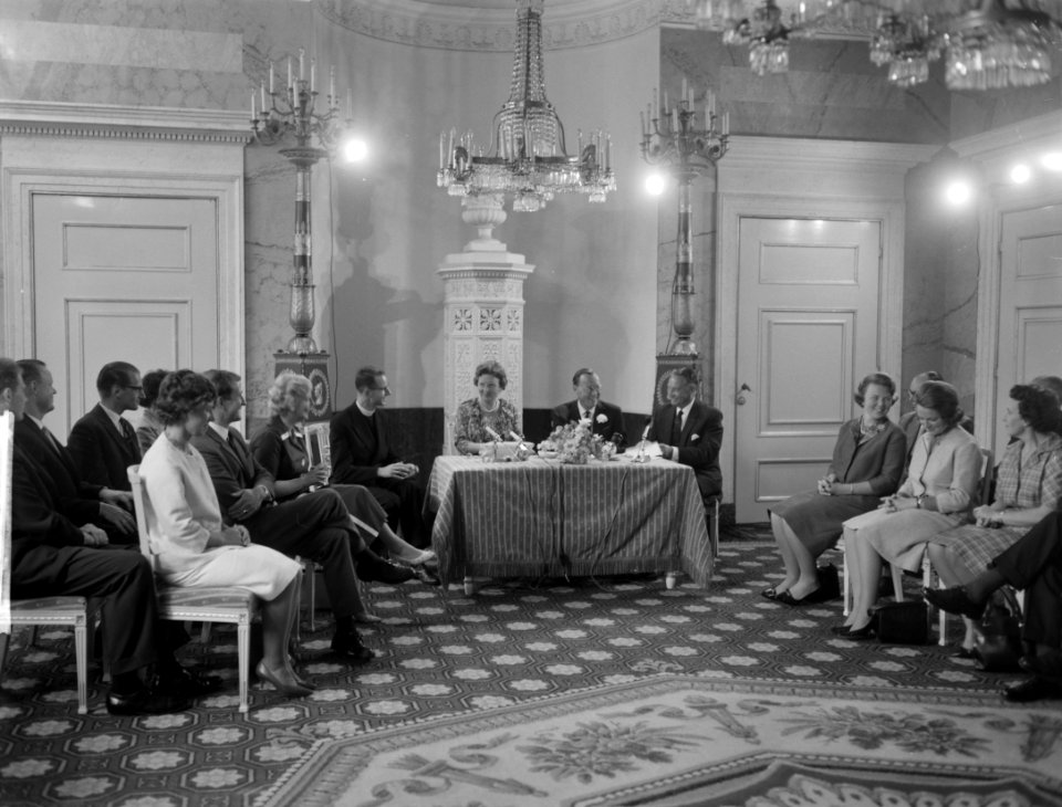 Koningin Juliana en prins Bernhard hebben de commissie stichting tot beker van J, Bestanddeelnr 914-0638