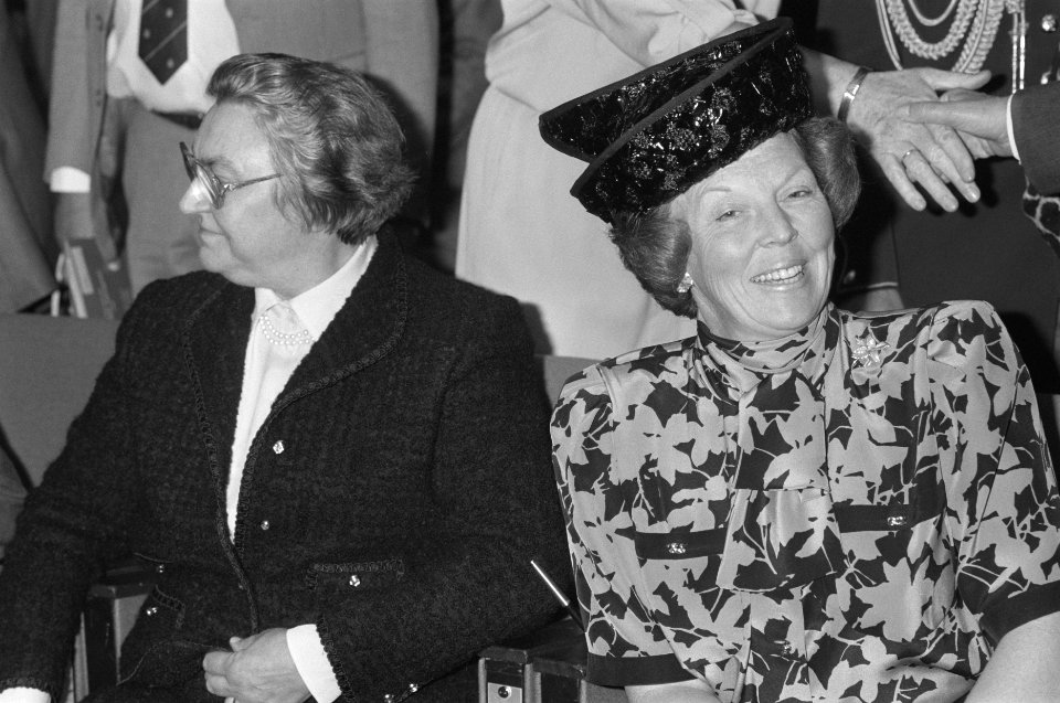 Koningin Beatrix krijgt bloemen bij aankomst Congres EURAG, Bestanddeelnr 934-2566