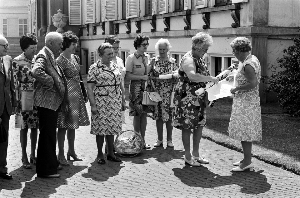 Koningin Juliana krijgt een kleed van de delegatie uit Oltgensplaat, Bestanddeelnr 927-9859