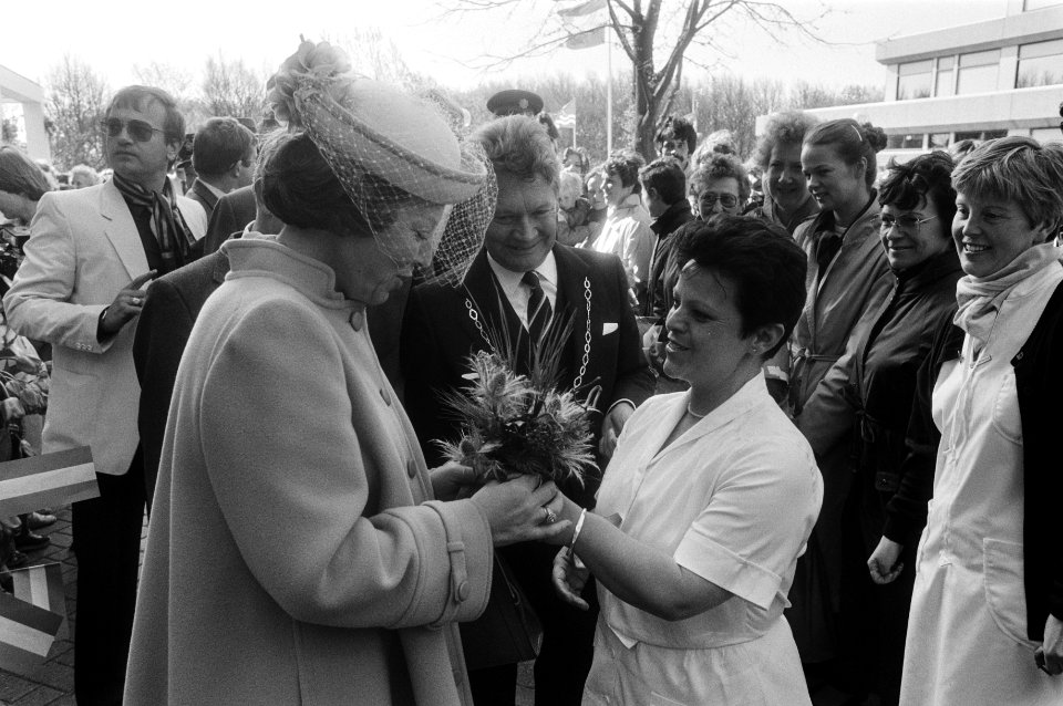 Koningin Beatrix krijgt bloemen van een verpleegkundige, in het midden burgemees, Bestanddeelnr 932-5863