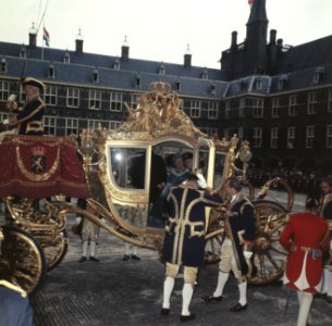 Koningin Juliana en prins Bernhard in de Gouden Koets, Bestanddeelnr 254-8183