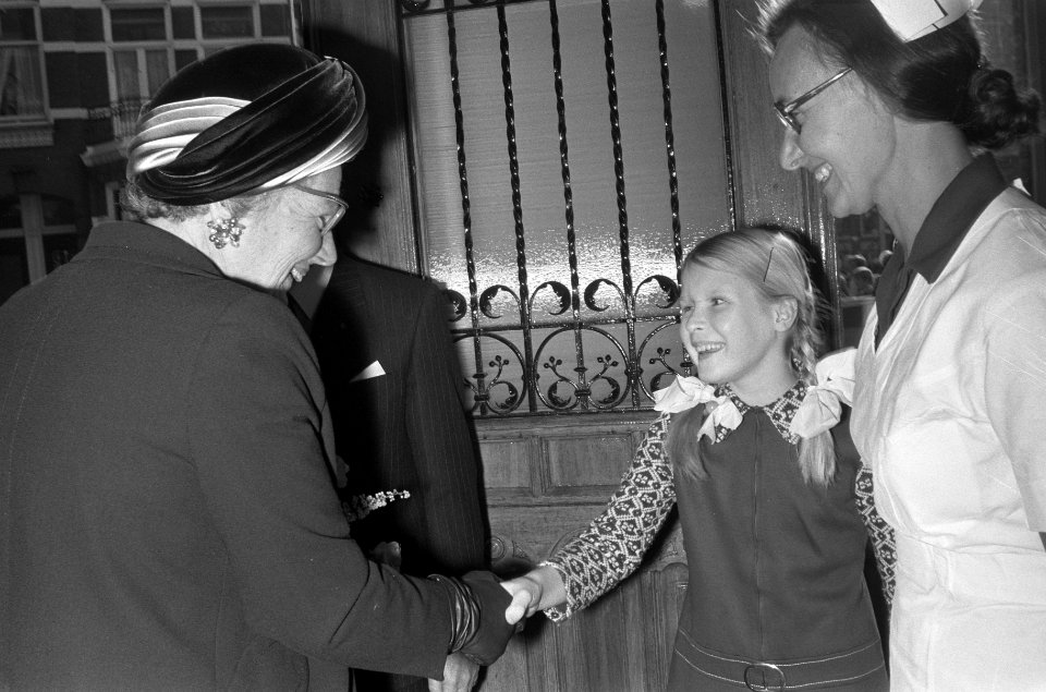 Koningin Juliana maakt kennis met een patiëntje, Bestanddeelnr 925-0232