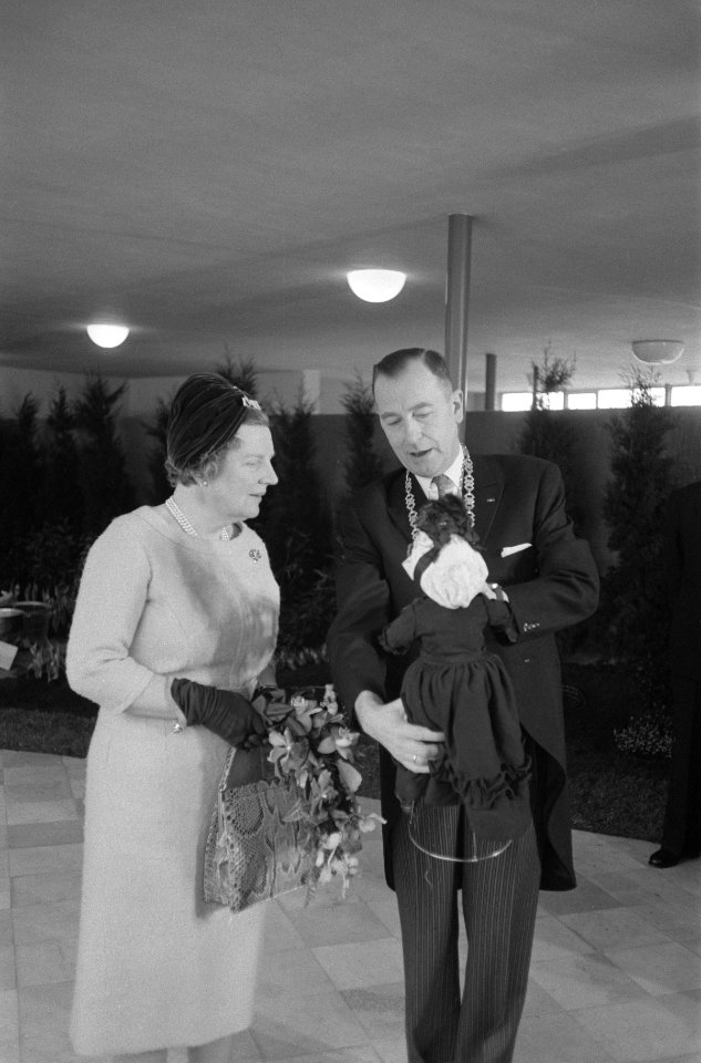 Koningin Juliana met de burgemeester van Maasland, F.J. Groot Enzerik, Bestanddeelnr 912-0186