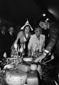 Koningin Juliana krijgt in kaasmakerij De Toekomst kaas aangeboden hodfddirec, Bestanddeelnr 930-4388