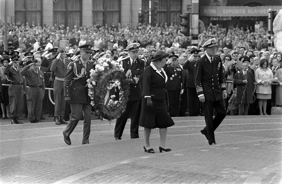 Koningin Juliana en prins Bernhard lopen naar het monument, Bestanddeelnr 922-3786
