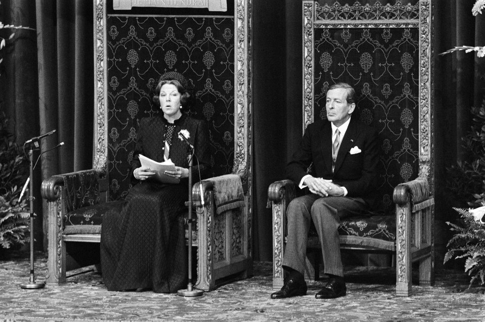 Koningin Beatrix leest de troonrede, naast haar prins Claus, Bestanddeelnr 932-3344