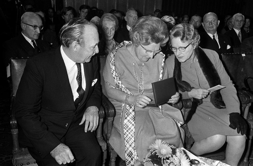 Koningin Juliana krijgt herdenkinspenning t.g.v. 25 jarig bestaan Verenigde Nati, Bestanddeelnr 923-9476