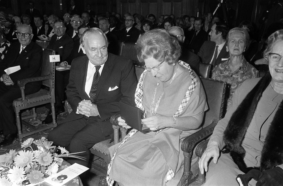 Koningin Juliana krijgt herdenkingspenning t.g.v. 25 jarig bestaan Verenigde Nat, Bestanddeelnr 923-9477