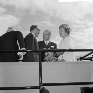 Koningin Juliana met de directie van de werf Wilton-Fijenoord, Bestanddeelnr 914-3065