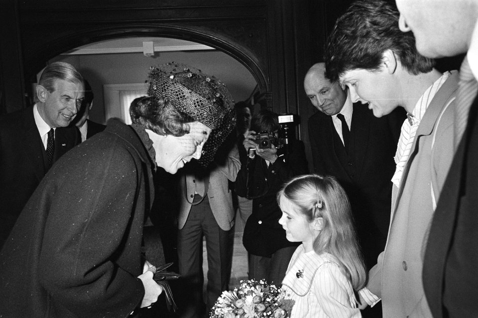 Koningin Beatrix krijgt bloemen, Bestanddeelnr 932-5867