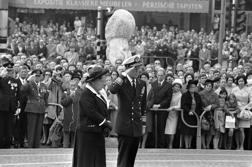 Koningin Juliana en prins Bernhard na de kranslegging, Bestanddeelnr 922-3782