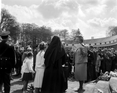 Koningin Juliana loopt door de mensen in de tuin van Paleis Soestdijk, Bestanddeelnr 916-3757