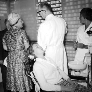Koningin Juliana krijgt uitleg van een tandarts, Bestanddeelnr 911-3948