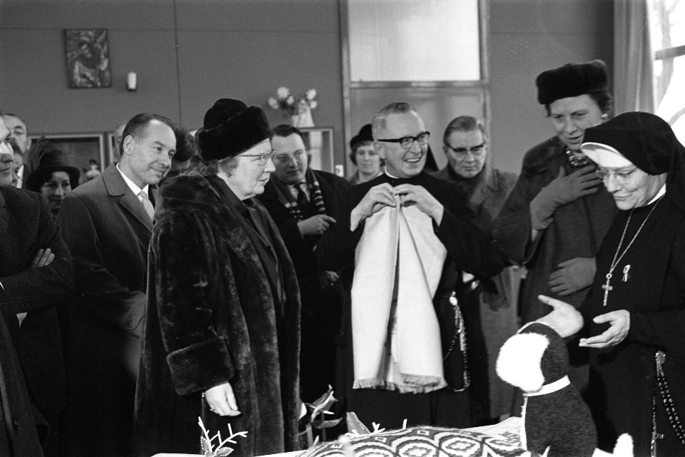 Koningin Juliana met Moeder Overste Gerontia, Bestanddeelnr 915-8315