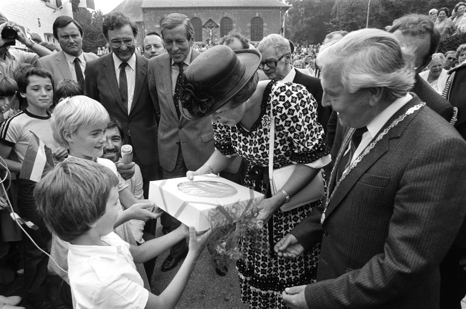 Koningin Beatrix krijgt van kinderen taart aangeboden, Bestanddeelnr 931-6451