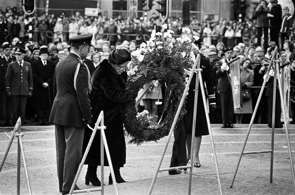 Koningin Juliana en Prins Bernhard leggen een krans bij het monument, Bestanddeelnr 930-2542