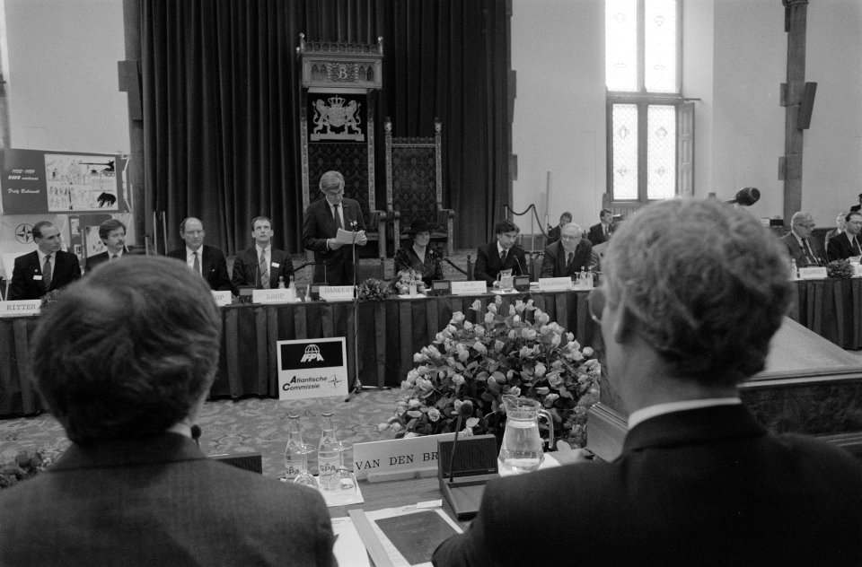 Koningin Beatrix is aanwezig bij de conferentie Atlantische Commissie in de Ridd, Bestanddeelnr 934-4343