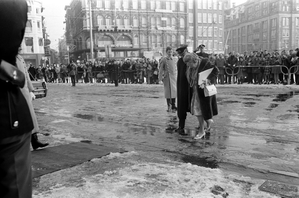 Koningin Juliana en prins Bernhard lopen door sneeuw en modder naar het paleis, Bestanddeelnr 923-1338