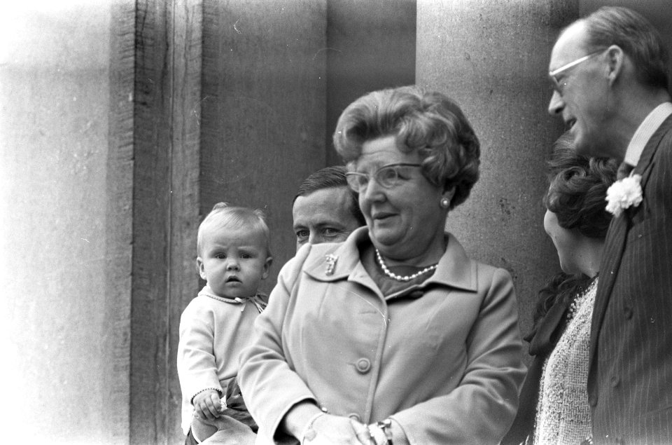 Koningin Juliana met naast haar prins Claus die prins Willem-Alexander op de arm, Bestanddeelnr 921-2995