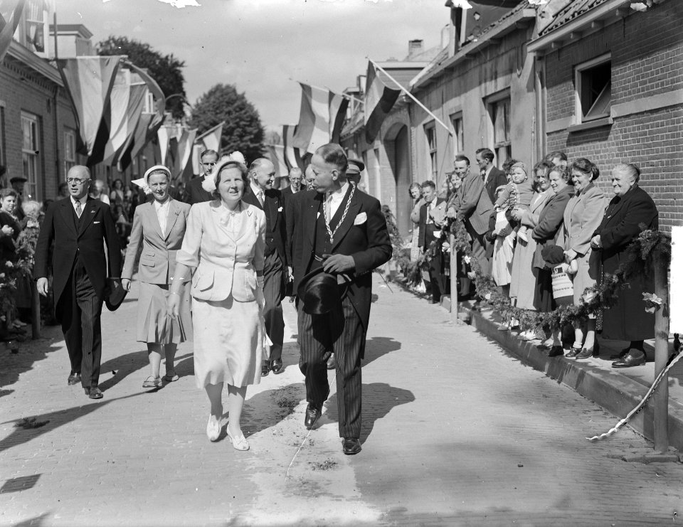 Koningin Juliana loopt met de burgemeester door Wijk bij Duurstede, Bestanddeelnr 904-0087