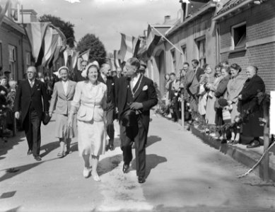Koningin Juliana loopt met de burgemeester door Wijk bij Duurstede, Bestanddeelnr 904-0087