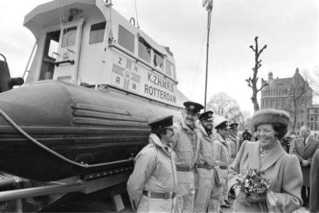 Koningin Beatrix doopt nieuwe reddingboot van de Koninklijke Zuid-Hollandsche Ma, Bestanddeelnr 932-9223