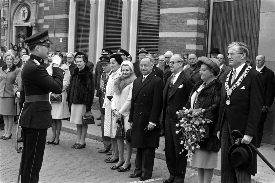 Koningin Juliana met vertegenwoordigers van de Zwolse burgerij, Bestanddeelnr 923-4373