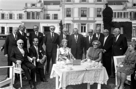 Koningin Juliana met de delegatie van World Union for Progressive Judaism in tui, Bestanddeelnr 923-6477