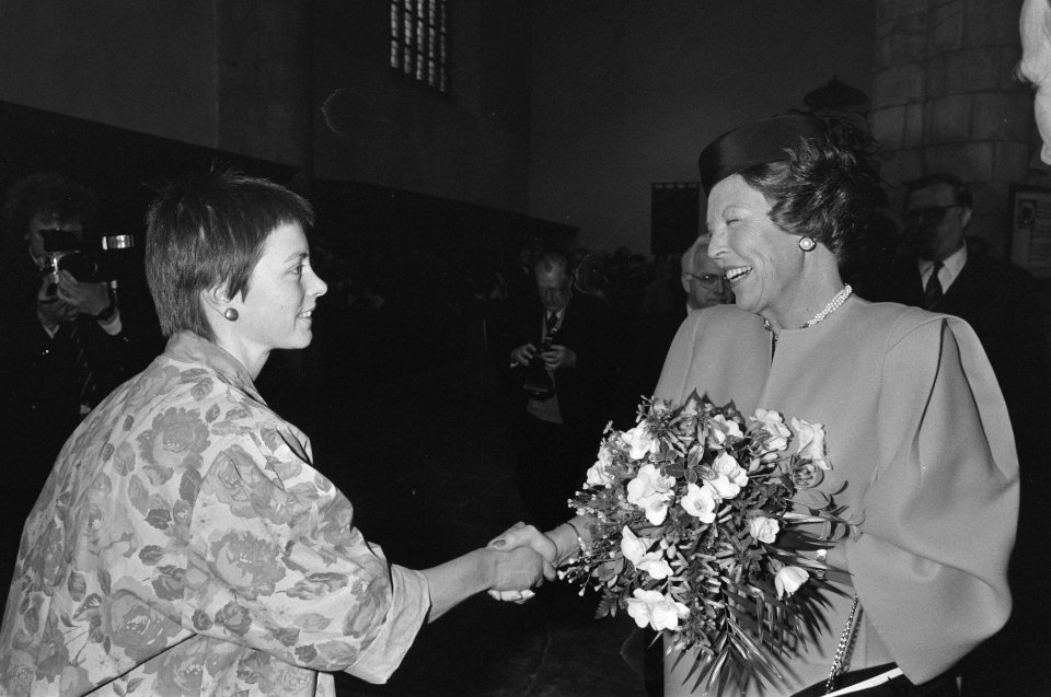 Koningin Beatrix bij Huygensherdenking in Den Haag Hare Majesteit en premier L, Bestanddeelnr 933-9372