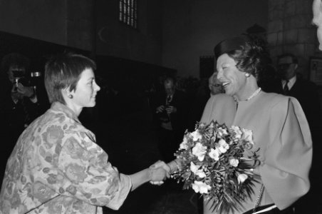 Koningin Beatrix bij Huygensherdenking in Den Haag Hare Majesteit en premier L, Bestanddeelnr 933-9372