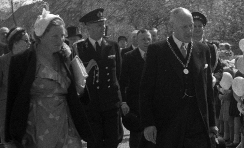Koningin Juliana met burgemeester H.A. van Voorst van Beest (1951)