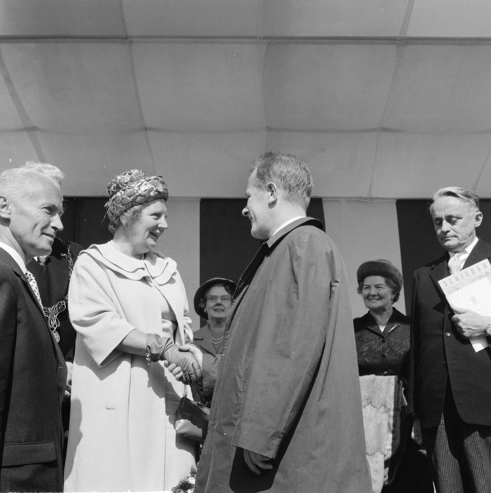 Koningin Juliana maakt kennis met , Bestanddeelnr 914-3074