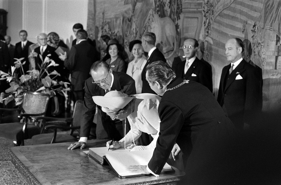 Koningin Juliana en prins Bernhard in het stadhuis van Bonn, Bestanddeelnr 925-0829