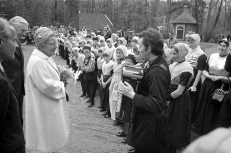 Koningin Juliana luistert naar het Urker kinderkoor, Bestanddeelnr 926-3999