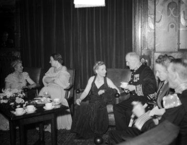 Koningin Juliana met Cor Ruys en Cruys Voorbergh in het Centraal Theater, Bestanddeelnr 903-6750