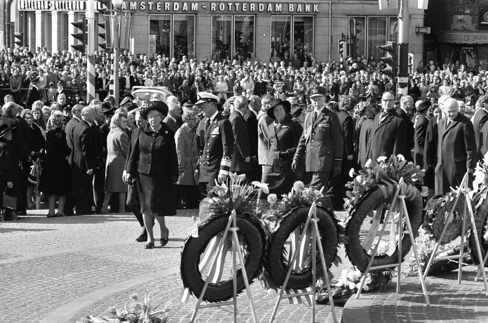 Koningin Juliana en prins Bernhard openen het defilé na de kranslegging, Bestanddeelnr 927-9110