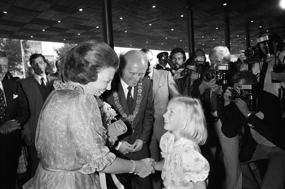 Koningin Beatrix en burgemeester Schols bezoeken een feestavond in het Nederland, Bestanddeelnr 931-6241
