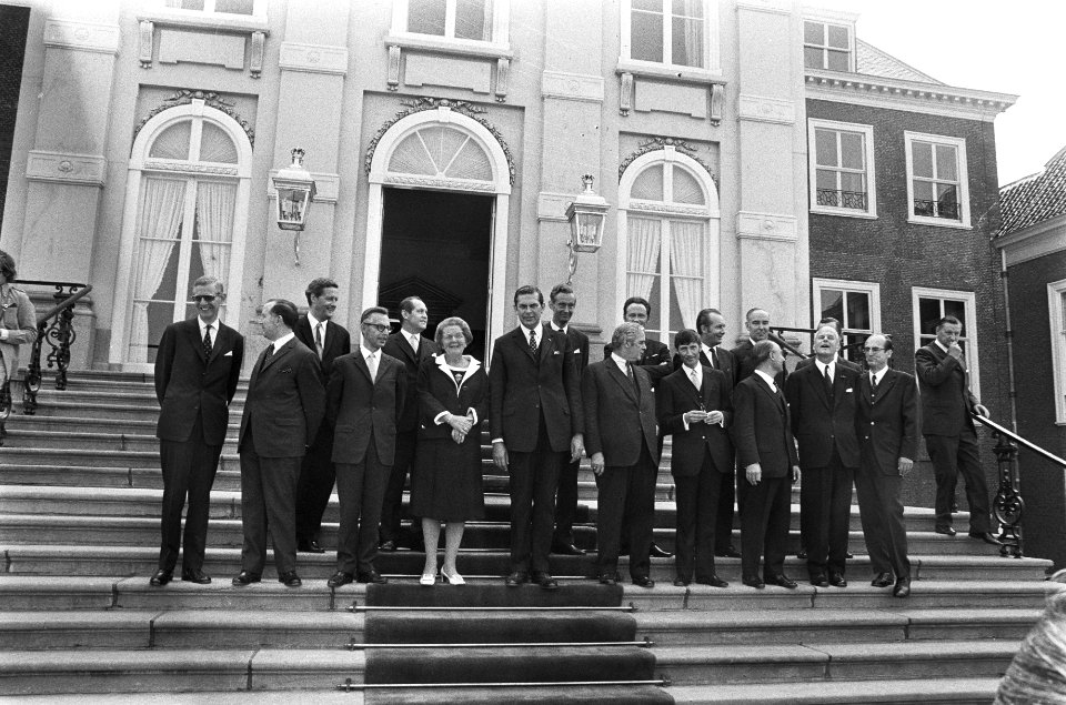 Koningin Juliana met de nieuwe ministers op het bordes van Huis ten Bosch. Voors, Bestanddeelnr 924-7074