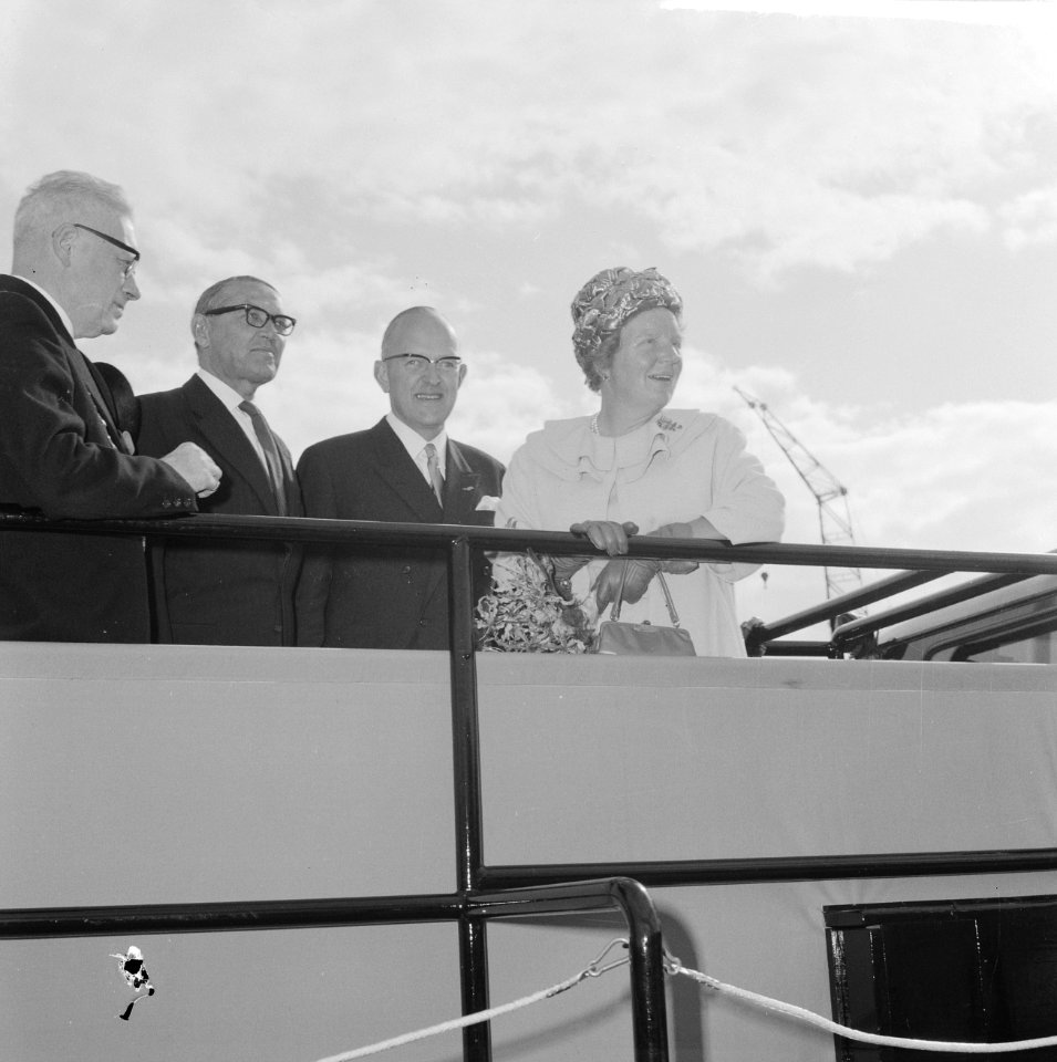 Koningin Juliana met de directie van de werf Wilton-Fijenoord, Bestanddeelnr 914-3067