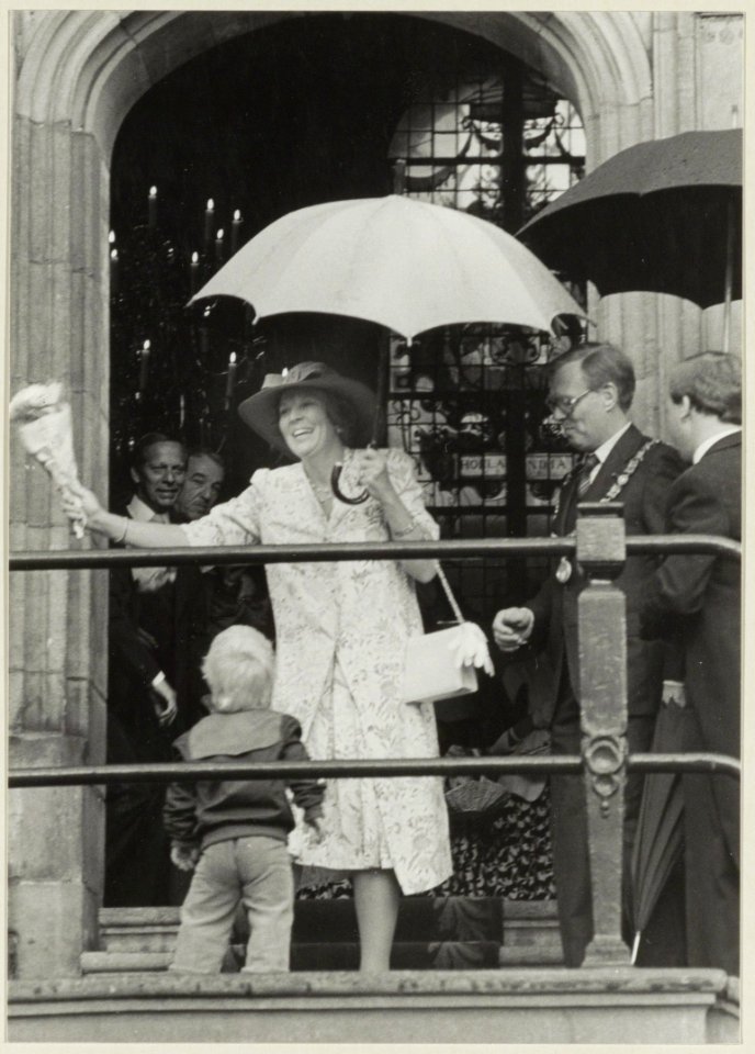 Koningin Beatrix en burgemeester Reehorst op het bordes van het stadhuis. NL-HlmNHA 54011411