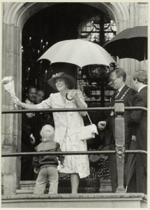Koningin Beatrix en burgemeester Reehorst op het bordes van het stadhuis. NL-HlmNHA 54011411