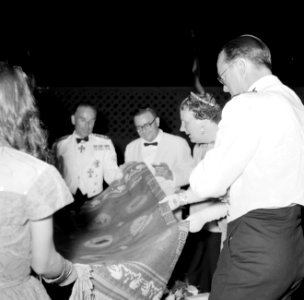Koningin Juliana krijgt een geschenk tijdens de ontvangst in Club Caribe in Oran, Bestanddeelnr 252-3987