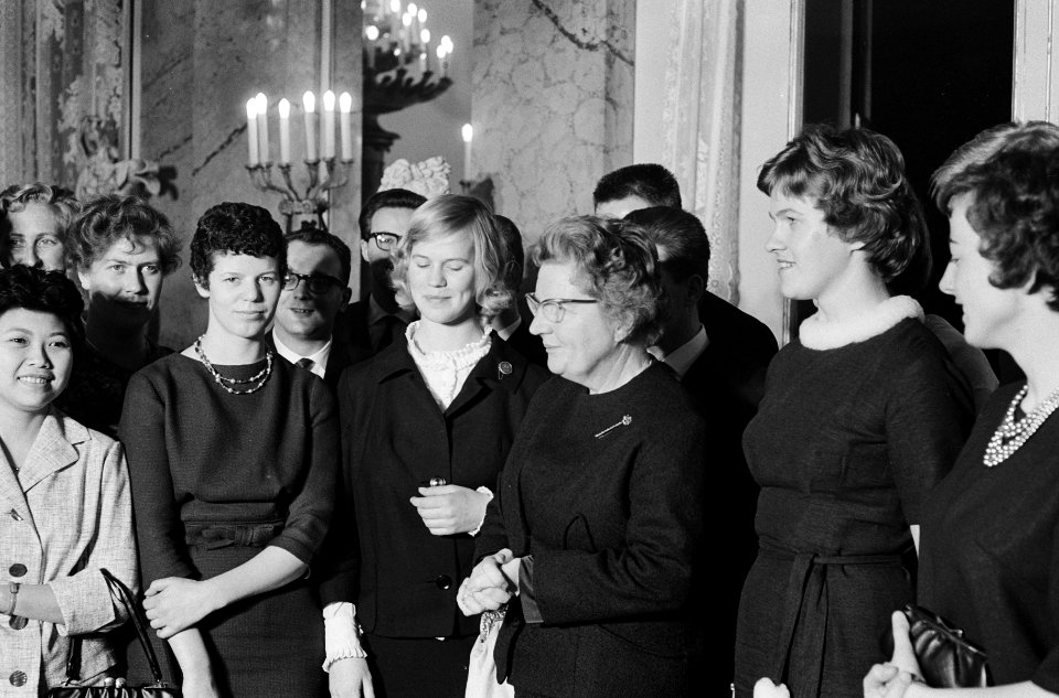 Koningin Juliana in gesprek met enkele jongeren, Bestanddeelnr 915-7522