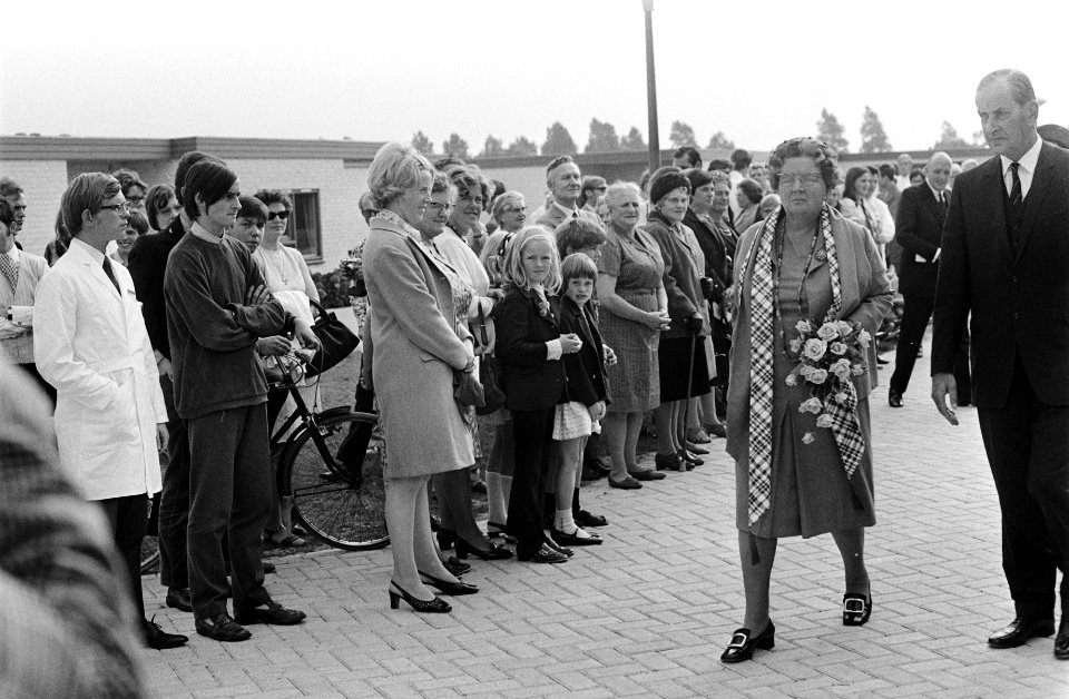 Koningin Juliana loopt langs een rij van belangstellenden, Bestanddeelnr 923-8706