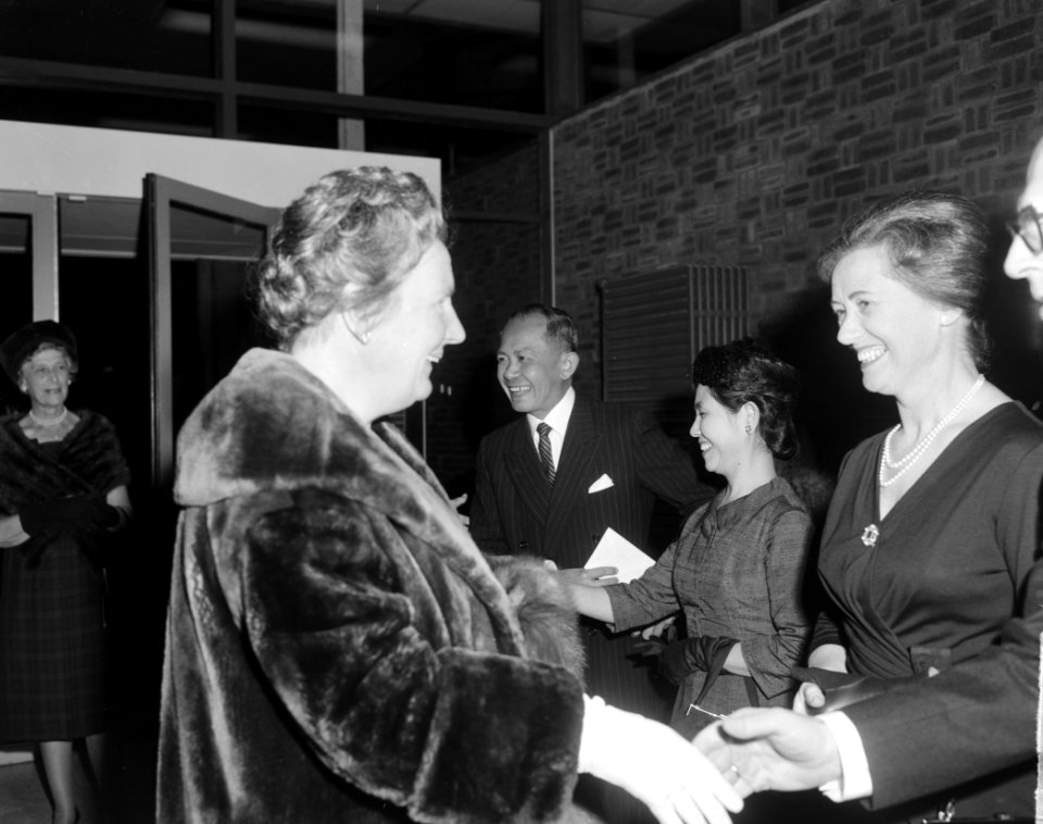 Koningin Juliana en prins Bernhard opening bijgewoond van de tentoonstelling Ku, Bestanddeelnr 915-6907